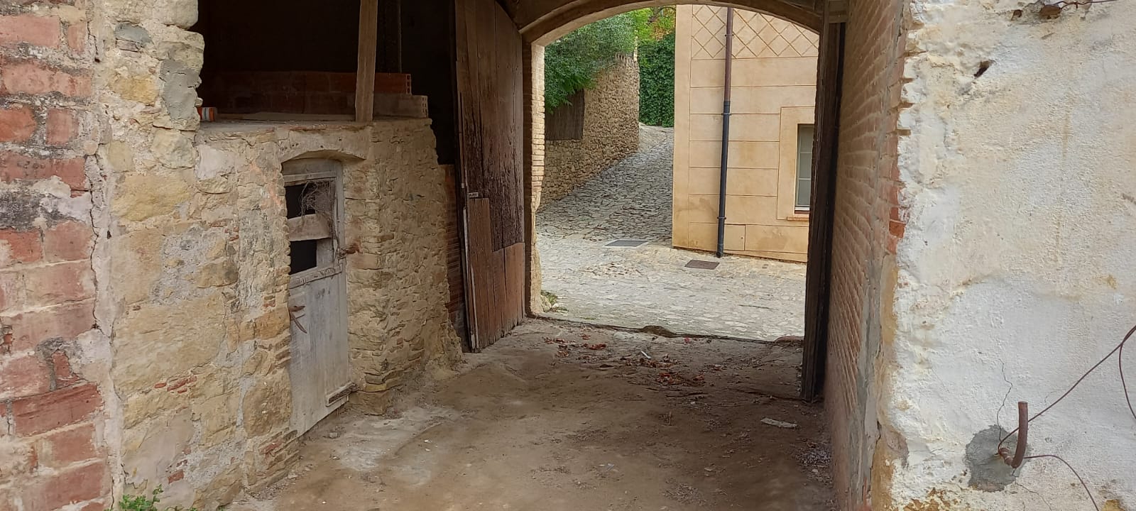 Oportunitat! Casa de pedra a restaurar amb jardí en venda situada al costat de la muralla de Peratallada.